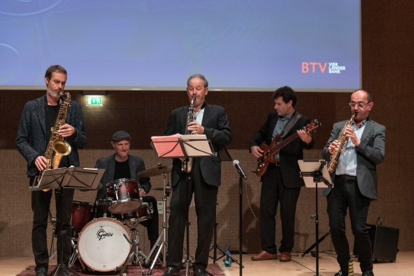 Eine Musikband steht auf einer Bühne