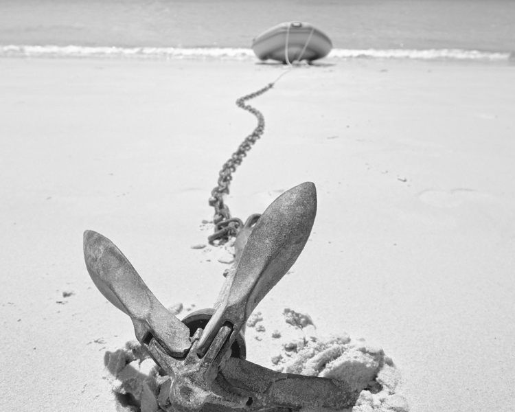 Bootsanker liegt im Sand