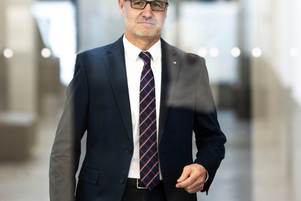 Ein Mann in einem schwarzen Anzug