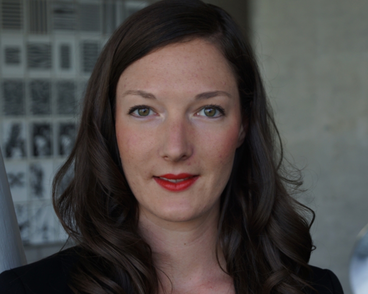 Eine Frau mit rotem Lippenstift