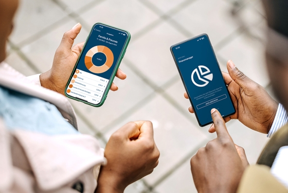 2 Frauen halten jeweils ein Handy in der Hand und sehen ihr online Banking an