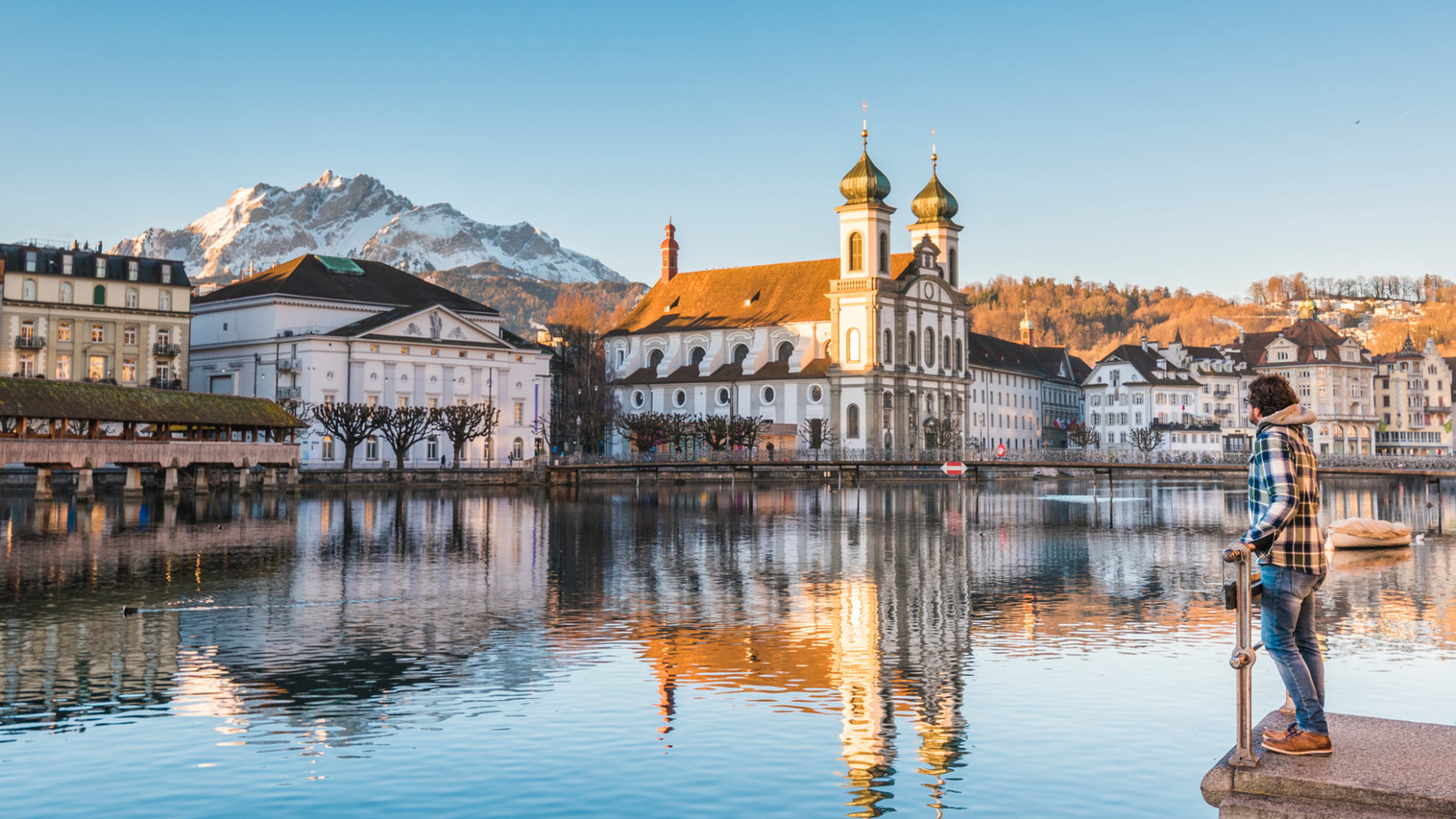 Ein See mit einer Altstadt im Hintergrund