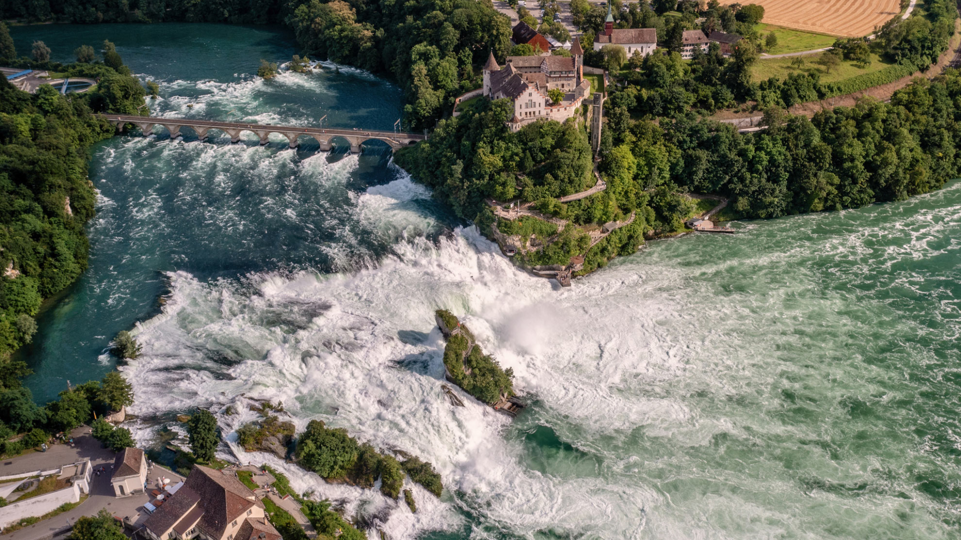 Wasserströmung mit Gebäude im Hintergrund