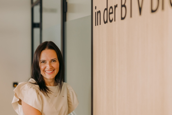 Person hält Bankkarte an das Lesegerät, um den Diskretionsraum zum Selbstbedienungssafe zu öffnen.