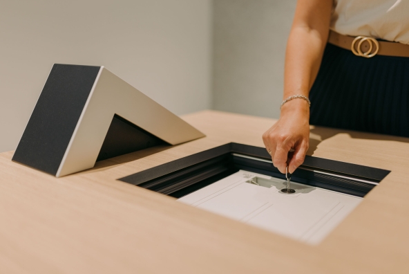 Person öffnet Schließfach eines Safes mit Selbstbedienungsfunktion.