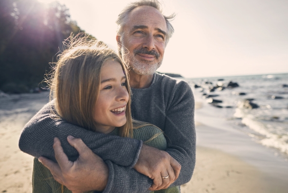 Vater und Tochter glücklich am Strand