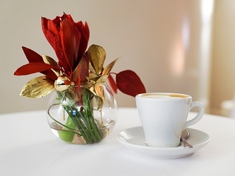 Ein Stehtisch mit einer Kaffeetasse und festlicher