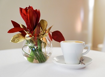 Ein Stehtisch mit einer Kaffeetasse und festlicher