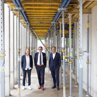 3 Männer stehen in einer Baustelle