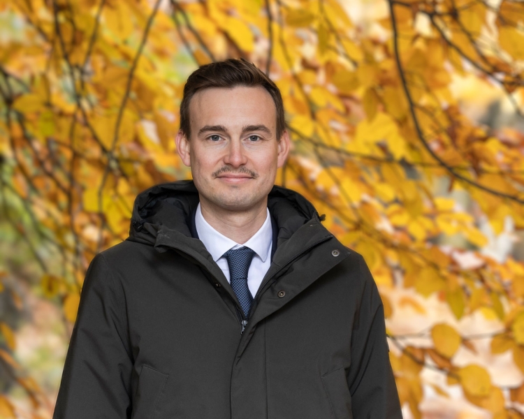 BTV Mitarbeiter mit gelben Blättern im Hintergrund.