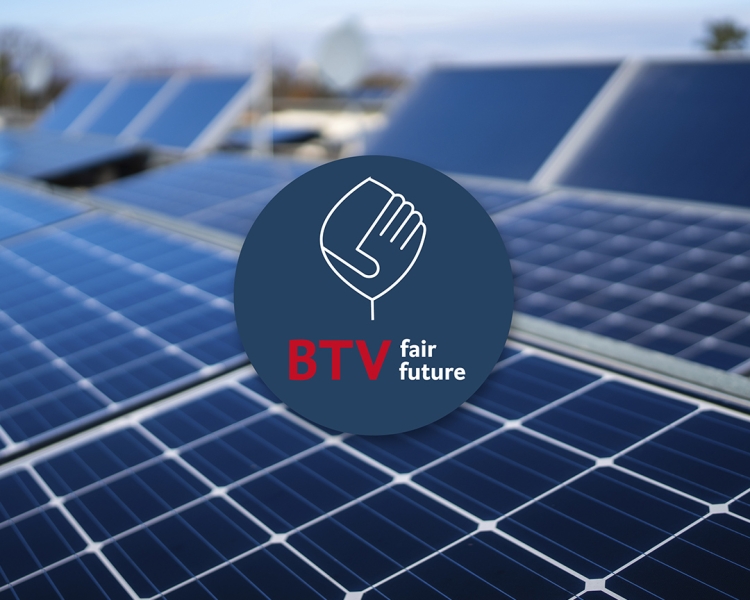 Blaues Logo über einem Bild von Solaranlagen.
