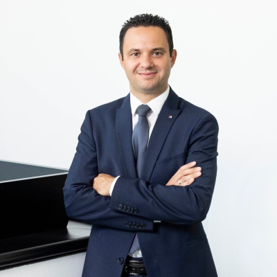 Ein Mann in einem blauen Anzug