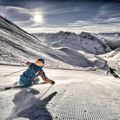 2 Skifahrer bei Sonnenaufgang, unverspurte Piste