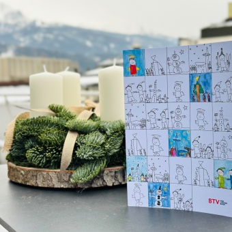 Eine Weihnachtskarte mit einem Kranz im Hintergrund