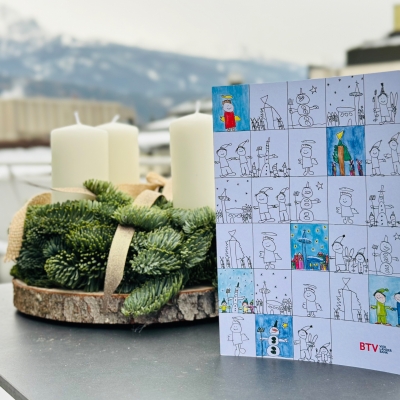 Eine Weihnachtskarte mit einem Kranz im Hintergrund