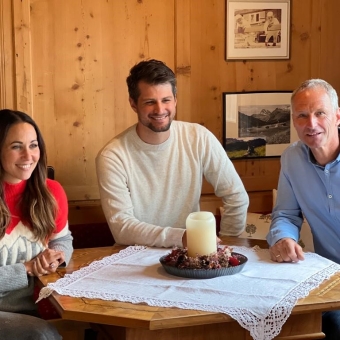 Skirennläufer Johannes Strolz sitzt gemeinsam mit seiner Freundin und seinem Vater an einem Tisch.