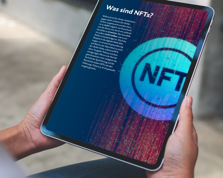 Tablet wird von zwei Händen gehalten. Darauf ist ein Foto mit dem Inhalt Was sind NFTs? zu sehen.