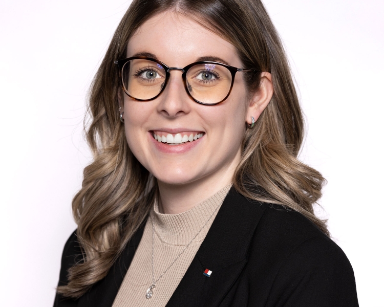 Eine Frau mit einer Brille.