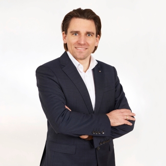 Ein Mann in einem blauen Anzug