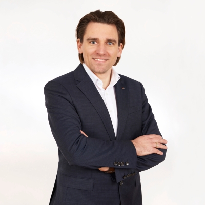 Ein Mann in einem blauen Anzug