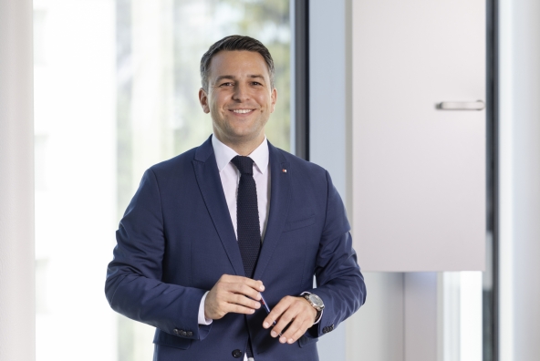 Dominik Schuchter stehend vor Fenster.