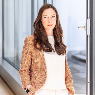 Auf dem Bild ist Eva Guem zu sehen. Sie leitet das Team Business Design & Strategic Initiatives" in der Bank für Tirol und Vorarlberg Aktiengesellschaft.