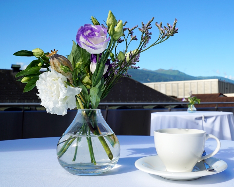 Sommerblume mit Teetasse auf Stehtsich
