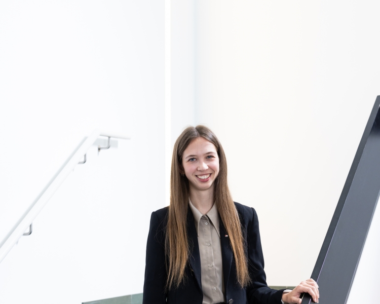BTV Leasing Mitarbeiterin Sabrina Unsinn auf Treppe