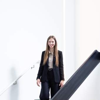 BTV Leasing Mitarbeiterin Sabrina Unsinn auf Treppe