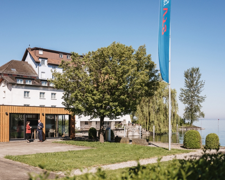 Zwei Personen unterhalten sich vor der BTV Filiale in Staad.