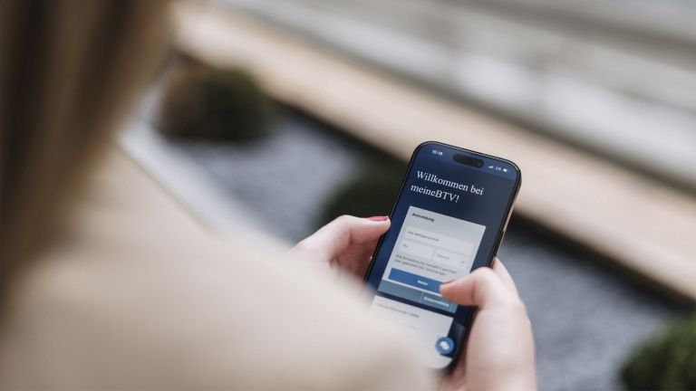 Eine Frau schaut in ihr Handy und sieht meineBTV