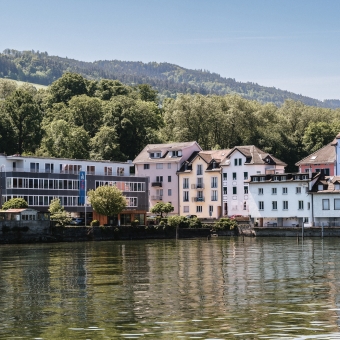 Gebäude an einem See.
