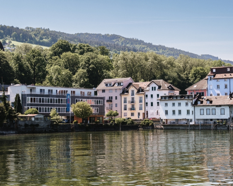 Gebäude an einem See.