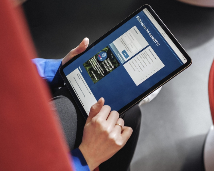 Eine Frau nutzt ein Tablet für ihr online Bankengeschäft.