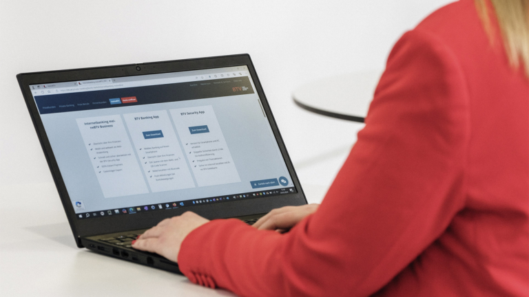 Ein Frau arbeitet an einem Laptop.