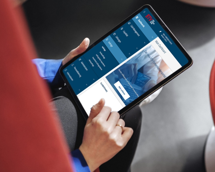 Eine Frau benutzt ein iPad.