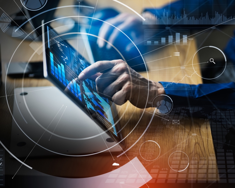 Datenanalyst nutzt KPI-Dashboard-Technologie.