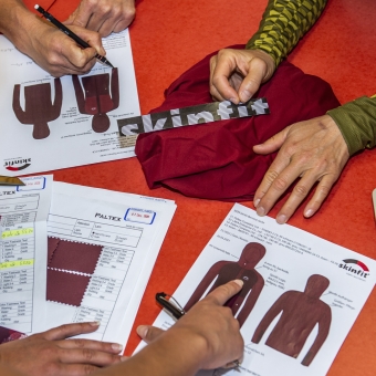 Prospekte mit Sportbekleidung der Firma Skinfit