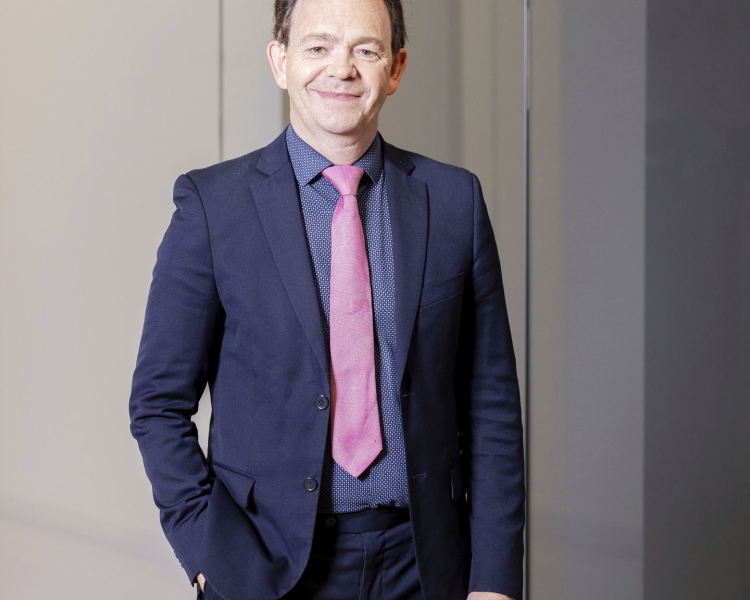 Georg Lehmann vor hellem Hintergrund mit Zitat: Wir setzen uns aktiv für ökologische und soziale Verantwortung ein.