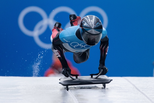 Olympiateilnehmerin auf einem Skeleton (Rennschlitten)