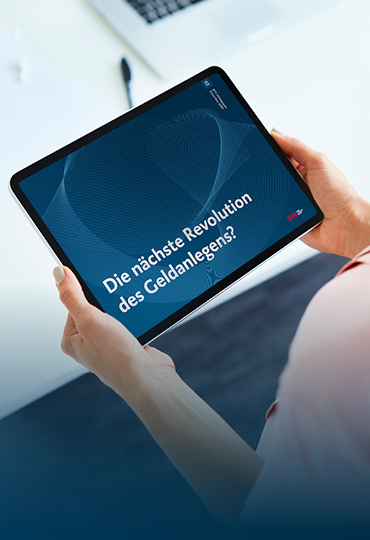 Hände halten Tablet in der Hand, auf dem der Titel des BTV Whitepapers "Die nächst Revolution des Geldanlegens?" zu sehen ist.