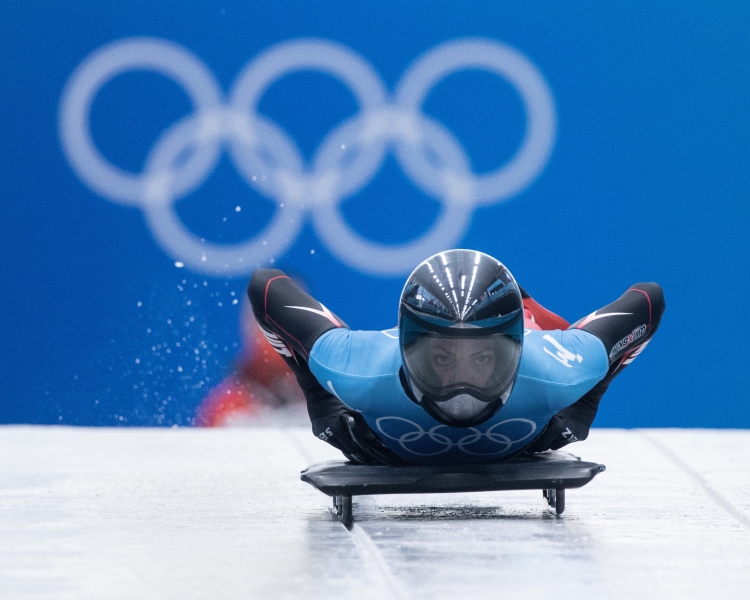 Olympiateilnehmerin auf einem Skeleton (Rennschlitten)