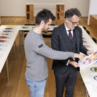 Zwei Männer sehen sich ein Plakat an. Bild © GEPA pictures