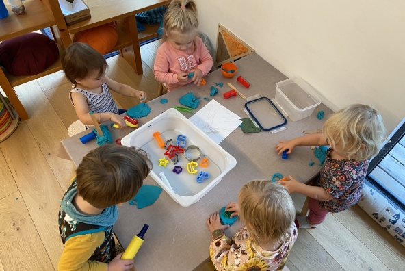 5 Kinder kneten gemeinsam