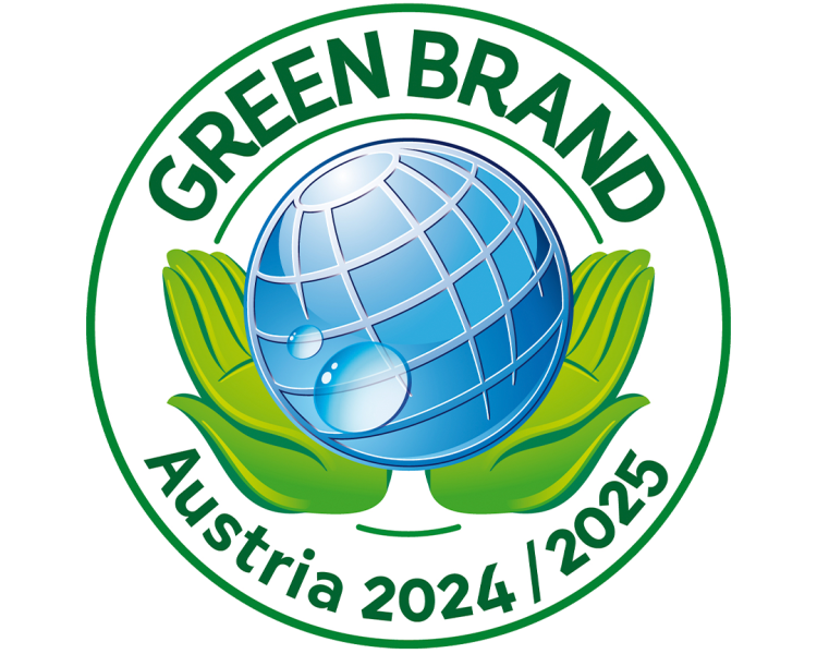 Zwei Hände halten eine Kugel fest. Logo Green Brand Austria 2024/2025