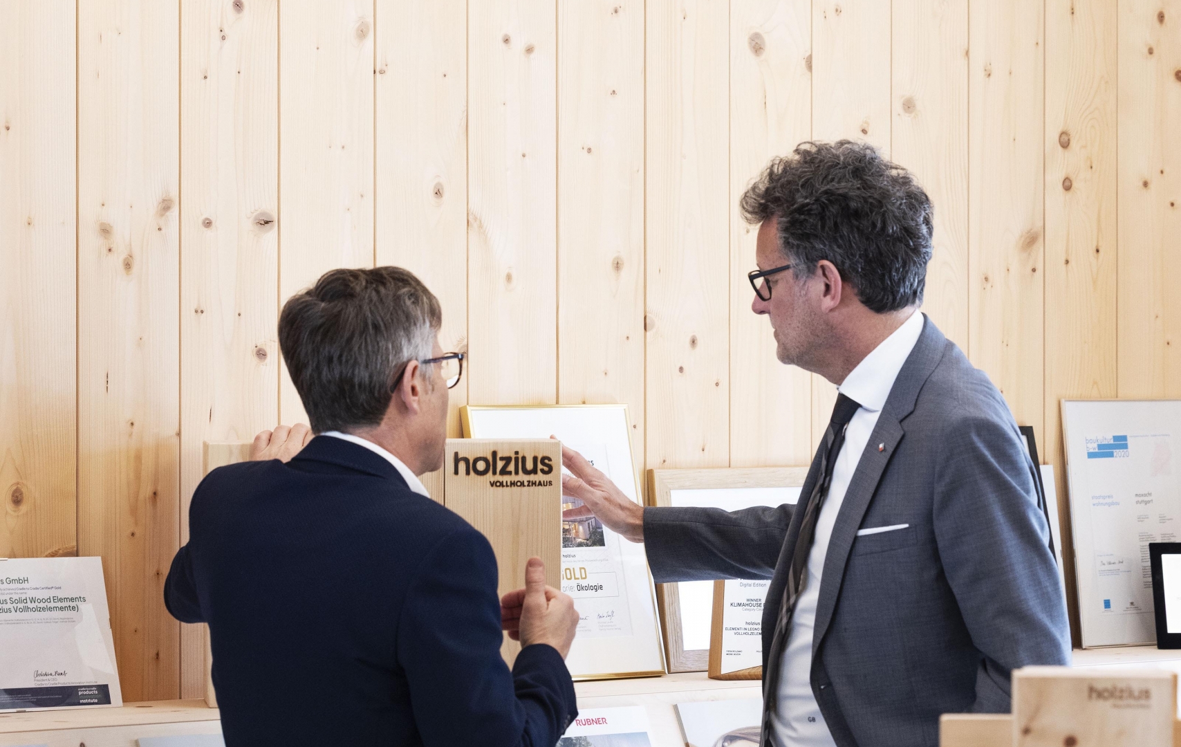 2 Männer sehen sich Prospekte an