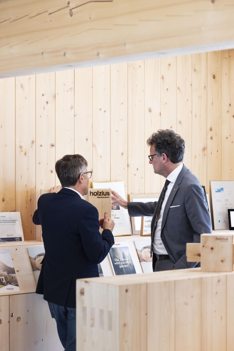2 Männer sehen sich Prospekte an