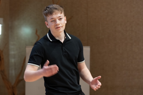 Ein junger Mann mit einem schwarzen Poloshirt
