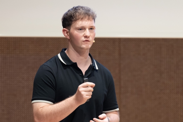 Ein Mann in einem schwarzen Poloshirt