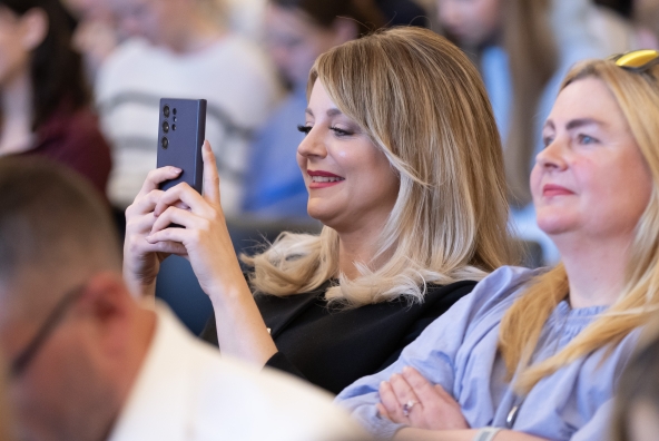 Eine Frau macht ein Bild mit einem Smartphone
